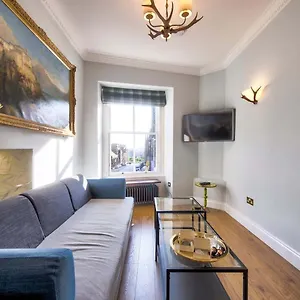Upper Bow - Luxurious, Modern 1br Near Castle Apartment